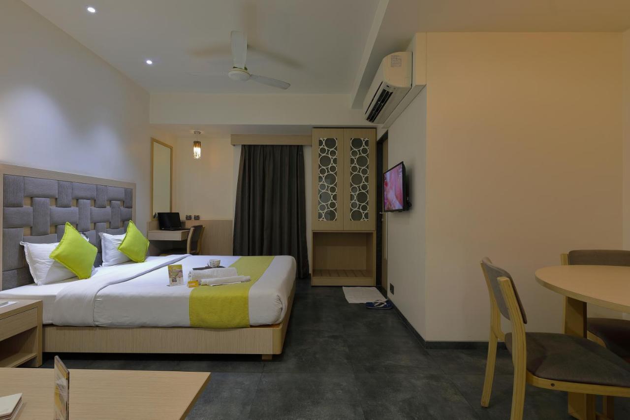 Hotel Sifat International Surat Exterior foto