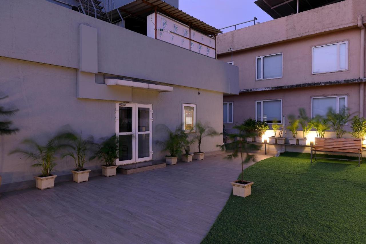 Hotel Sifat International Surat Exterior foto