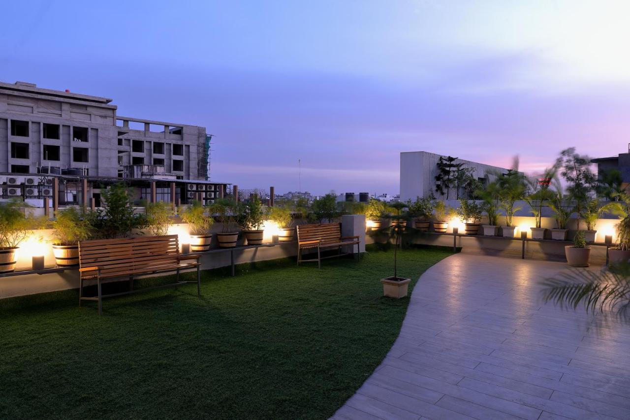 Hotel Sifat International Surat Exterior foto
