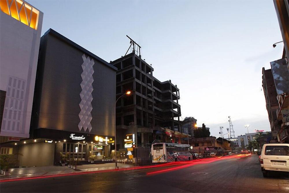 Hotel Sifat International Surat Exterior foto